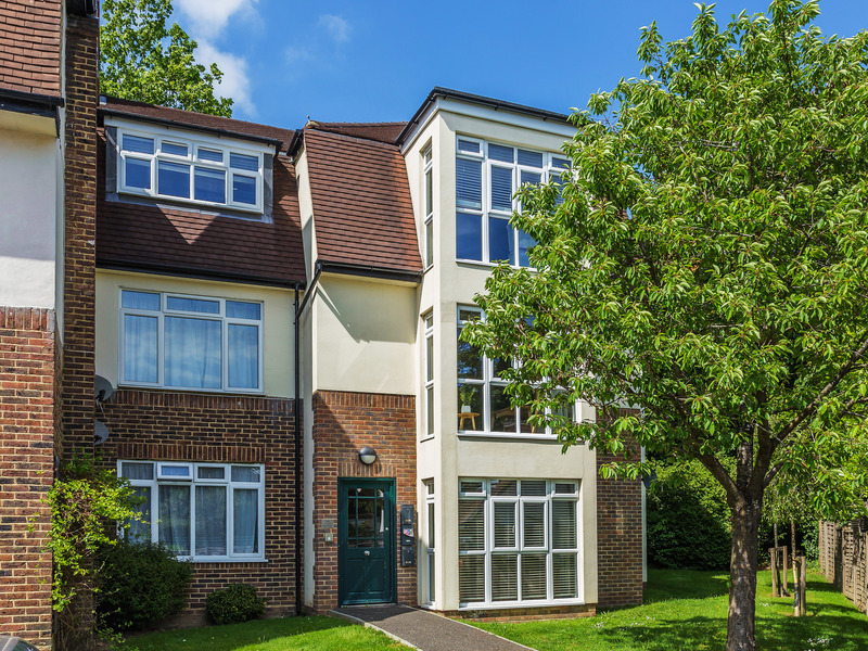 2 Bed Apartment To Rent in Redhill